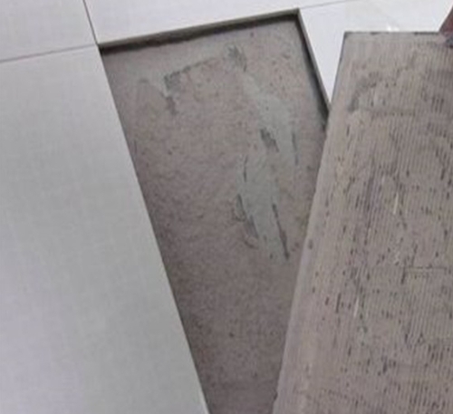 金城江瓷砖空鼓维修公司分享瓷砖铺贴时如果打浆（即涂抹在瓷砖背面和基层上的砂浆或瓷砖胶）过少，会带来以下问题